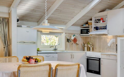 Peter - 400M from the Sea: Indretning, Møbel, Træ, Køkken, Loft, Gulvbelægning, Countertop, Lysarmatur, Etage, Værelse