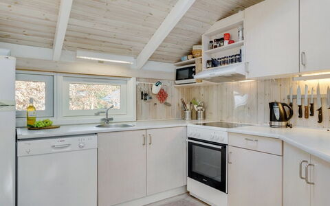 Peter - 400M from the Sea: Træ, Køkken, Større Bandage, Countertop, Indretning, Loft, Køkken Apparat, Hjem, Cabinetry, Gulvbelægning