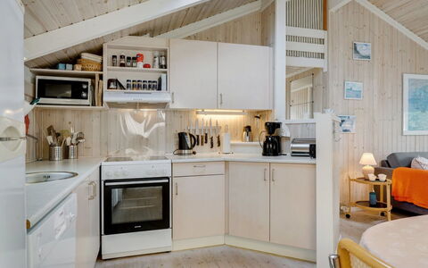 Peter - 400M from the Sea: Køkken, Træ, Indretning, Loft, Møbel, Større Bandage, Gulvbelægning, Værelse, Countertop, Belysning