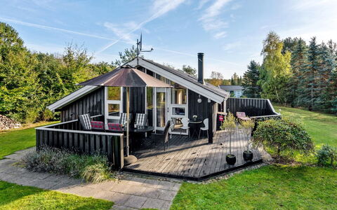 Peter - 400M from the Sea: Tag, Træ, Hus, Hjem, Arkitektur, Sommerhus, Have, Veranda, Sidespor, Skygge