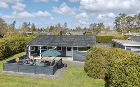 Sissa - 1.5Km from the Sea: Tag, Hjem, Boligområde, Hus, Sommerhus, Bunddække, Estate, Have, Landscaping, Lawn