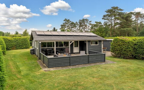 Sissa - 1.5Km from the Sea: Græs, Tag, Hus, Hjem, Sidespor, Sommerhus, Veranda, Busk, Dør, Garden Bygninger