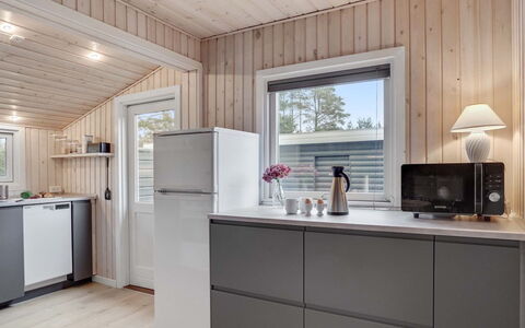 Sissa - 1.5Km from the Sea: Træ, Køkken Apparat, Større Bandage, Køkken, Gulvbelægning, Husholdningsapparat, Countertop, Indretning, Etage, Hjem