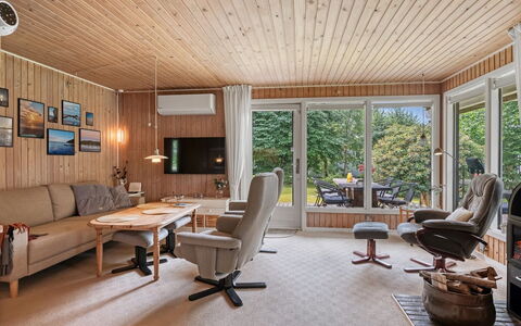 Farthin - 800M from the Sea: Møbel, Indretning, Gulvbelægning, Træ, Loft, Etage, Stol, Stue, Couch, Lysarmatur