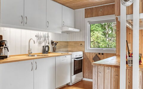 Farthin - 800M from the Sea: Træ, Køkken, Gulvbelægning, Køkken Apparat, Countertop, Indretning, Større Bandage, Værelse, Etage, Loft