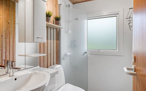 Farthin - 800M from the Sea: Indretning, Gulvbelægning, Væg, Sanitærarmatur, Træ, Håndvask, Etage, Loft, Badeværelsesvask, Badeværelse