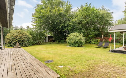 Farthin - 800M from the Sea: Busk, Have, Land Lot, Lawn, Bunddække, Sommerhus, Skygge, Backyard, Landscaping, Gård