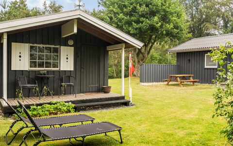 Farthin - 800M from the Sea: Sommerhus, Lawn, Have, Garden Bygninger, Backyard, Gård, Skur, Skygge, Sidespor, Hårdttræ