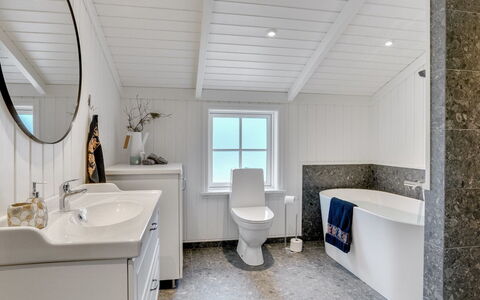 Fido - 300M from the Sea: Sanitærarmatur, Gulvbelægning, Indretning, Etage, Loft, Badeværelse, Tap, Vvs, Håndvask, Badeværelsesskab