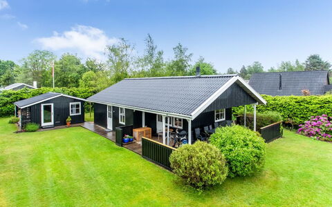 Esalina - from the Sea: Hus, Tag, Hjem, Sommerhus, Lawn, Have, Estate, Stuehus, Skygge, Landscaping