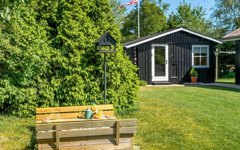 Esalina - from the Sea: Busk, Have, Land Lot, Sommerhus, Garden Bygninger, Lawn, Skur, Skygge, Backyard, Gård