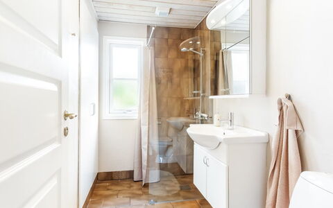 Esalina - from the Sea: Gulvbelægning, Etage, Sanitærarmatur, Træ, Badeværelse, Indretning, Toilet, Vvs, Loft, Dør