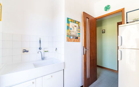 Bormes-Les-Mimosas 360: Bygning, Tap, Sanitærarmatur, Badeværelsesskab, Håndvask, Cabinetry, Hus, Dør, Badeværelse, Indretning