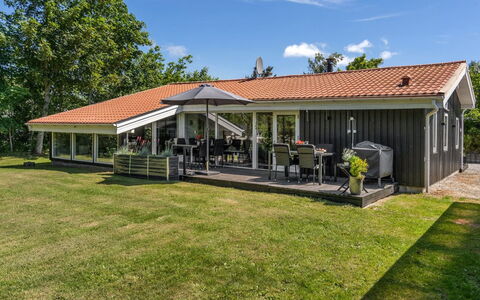 Tiina - 1Km from the Sea: Vindue, Facade, Boligområde, Hjem, Kompositmateriale, Skydevindue, Estate, Sidespor, Dagslys