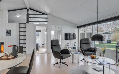Tiina - 1Km from the Sea: Vindue, Facade, Boligområde, Hjem, Kompositmateriale, Skydevindue, Estate, Sidespor, Dagslys