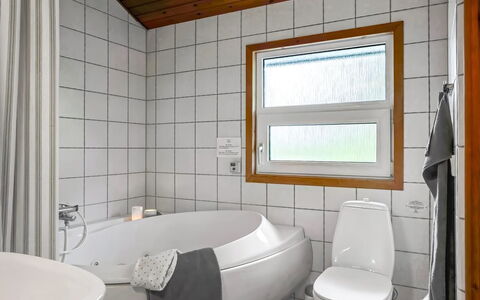 Jaakob - 4Km from the Sea: Sanitærarmatur, Indretning, Gulvbelægning, Badeværelse, Loft, Etage, Vvs, Tap, Værelse, Håndvask