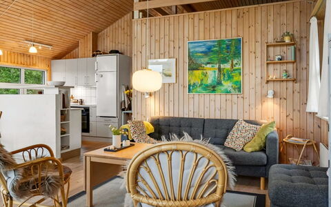 Jaakob - 4Km from the Sea: Træ, Møbel, Indretning, Loft, Hjem, Gulvbelægning, Etage, Stue, Stol, Bejdse