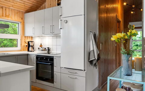 Jaakob - 4Km from the Sea: Køkken Apparat, Køkken, Større Bandage, Countertop, Husholdningsapparat, Gulvbelægning, Cabinetry, Træ, Indretning, Køleskab