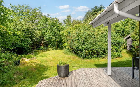 Jaakob - 4Km from the Sea: Grøn, Busk, Land Lot, Have, Bunddække, Skygge, Sommerhus, Backyard, Landscaping, Dæk