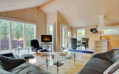 Jussi - 3.5Km from the Sea: Boligområde, Tag, Forstad, Indkørsel, Estate, Skorsten