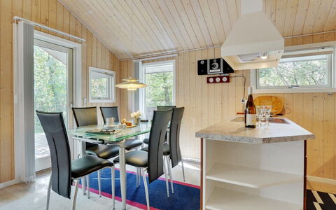 Jussi - 3.5Km from the Sea: Boligområde, Tag, Forstad, Indkørsel, Estate, Skorsten