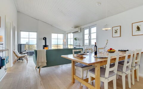 Zaharinka - 300M from the Sea: Hjem, Boligområde, Hus, Sommerhus, Tag, Land Lot, Sidespor, Have, Estate, Lawn