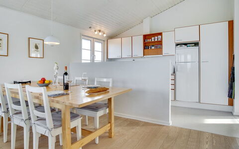 Zaharinka - 300M from the Sea: Hjem, Boligområde, Hus, Sommerhus, Tag, Land Lot, Sidespor, Have, Estate, Lawn