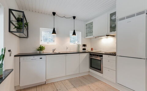 Rigitte - 1.5Km from the Sea: Køkken, Gulvbelægning, Indretning, Countertop, Træ, Køkken Apparat, Loft, Lysarmatur, Etage, Større Bandage
