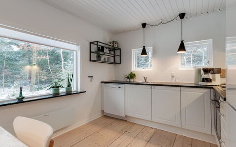 Rigitte - 1.5Km from the Sea: Indretning, Gulvbelægning, Træ, Loft, Lysarmatur, Etage, Køkken, Belysning, Hjem, Værelse