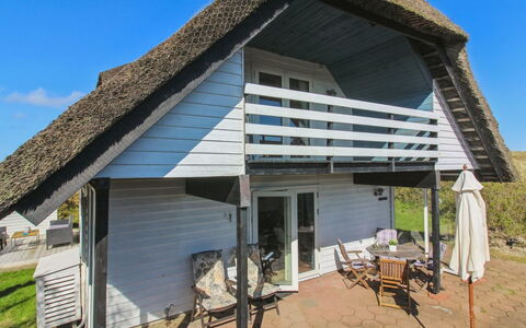 Emiline - 250M from the Sea: Træ, Hjem, Veranda, Dæk, Hårdttræ, Tag, Bejdse, Trægulve, Eco Hotel