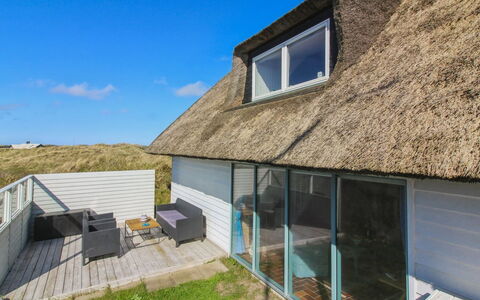 Emiline - 250M from the Sea: Træ, Hjem, Veranda, Dæk, Hårdttræ, Tag, Bejdse, Trægulve, Eco Hotel