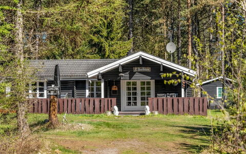 Uuno - 1.2Km from the Sea: Træ, Hus, Bygning, Hjem, Træ, Sommerhus, Tag, Sidespor, Boligområde
