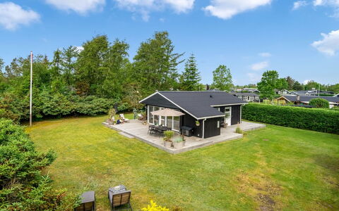 Ingiald - 600M from the Sea: Træ, Tag, Hus, Sommerhus, Dør, Hjem, Sidespor, Land Lot, Garden Bygninger, Skur