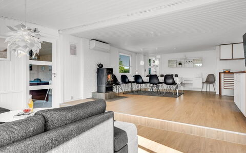 Edel - 650M from the Sea: Gulvbelægning, Indretning, Etage, Couch, Loft, Træ, Stue, Møbel, Trægulve, Hjem