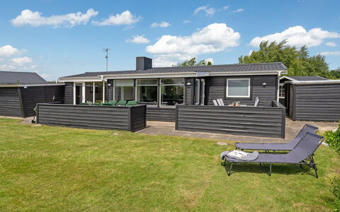 Edel - 650M from the Sea: Hjem, Sommerhus, Skygge, Veranda, Dæk, Sidespor, Gård, Estate, Hårdttræ, Lawn
