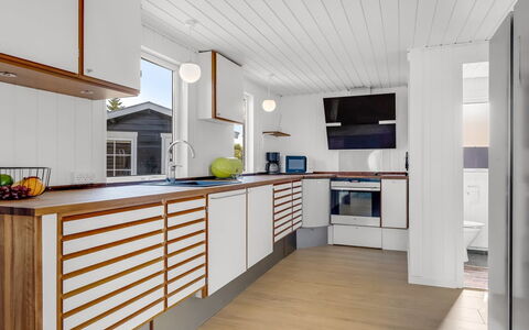 Edel - 650M from the Sea: Træ, Gulvbelægning, Indretning, Etage, Køkken, Countertop, Loft, Trægulve, Cabinetry, Værelse