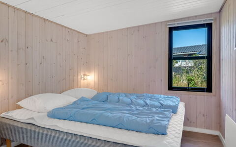 Edel - 650M from the Sea: Soveværelse, Seng, Træ, Sengetøj, Indretning, Etage, Sengetøj, Gulvbelægning, Loft, Bed Frame