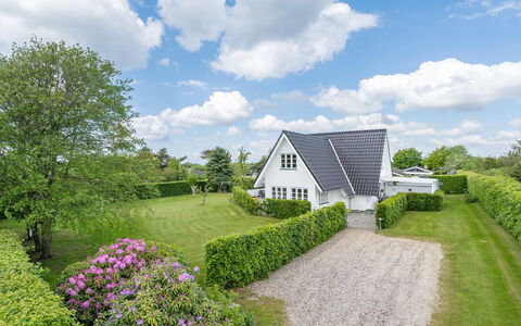Tamer - 500M to the Fjord: Hus, Boligområde, Hjem, Tag, Busk, Sommerhus, Sky, Have, Estate, Lawn