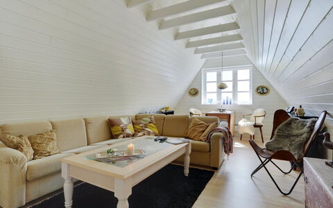 Tamer - 500M to the Fjord: Indretning, Gulvbelægning, Træ, Loft, Etage, Møbel, Trægulve, Belysning, Attic, Stue