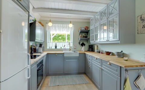 Tamer - 500M to the Fjord: Køkken, Countertop, Køkken Apparat, Indretning, Cabinetry, Gulvbelægning, Træ, Møbel, Større Bandage, Loft