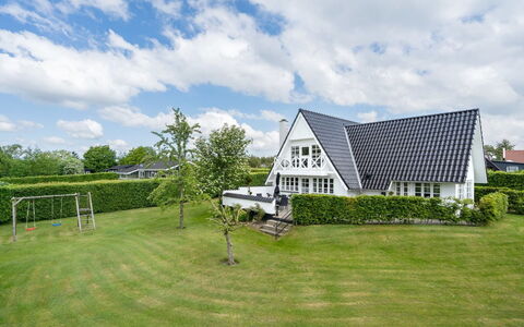 Tamer - 500M to the Fjord: Græs, Hus, Tag, Boligområde, Hjem, Busk, Have, Land Lot, Estate