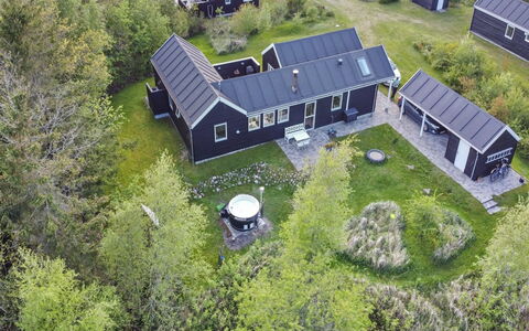 Eireen - 600M to the Fjord: Boligområde, Tag, Forstad, Indkørsel, Estate, Skorsten