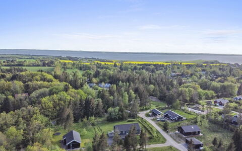 Eireen - 600M to the Fjord: Boligområde, Tag, Forstad, Indkørsel, Estate, Skorsten
