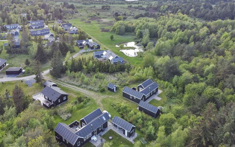 Eireen - 600M to the Fjord: Boligområde, Tag, Forstad, Indkørsel, Estate, Skorsten
