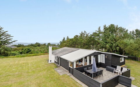 Githa - 100M to the Fjord: Blå, Busk, Sommerhus, Bunddække, Have, Estate, Skygge, Landscaping, Stuehus, Eco Hotel