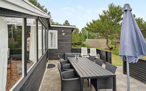 Githa - 100M to the Fjord: Blå, Busk, Sommerhus, Bunddække, Have, Estate, Skygge, Landscaping, Stuehus, Eco Hotel