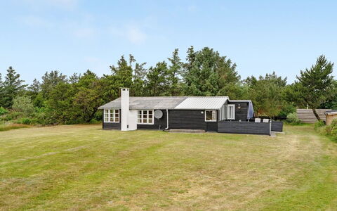 Githa - 100M to the Fjord: Blå, Busk, Sommerhus, Bunddække, Have, Estate, Skygge, Landscaping, Stuehus, Eco Hotel
