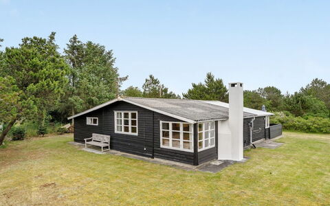 Githa - 100M to the Fjord: Blå, Busk, Sommerhus, Bunddække, Have, Estate, Skygge, Landscaping, Stuehus, Eco Hotel