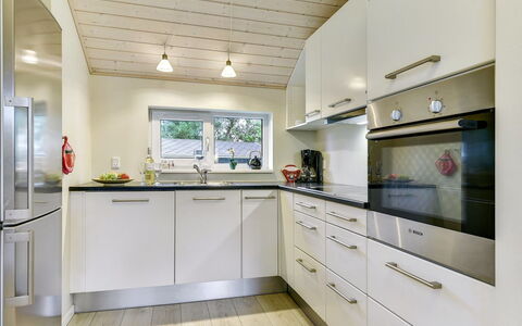 Anethe - 100M to the Fjord: Køkken, Træ, Loft, Countertop, Indretning, Gulvbelægning, Større Bandage, Køkken Apparat, Cabinetry, Belysning
