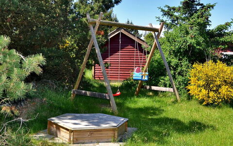 Anethe - 100M to the Fjord: Træ, Legepladsudstyr, Have, Land Lot, Backyard, Lawn, Landscaping, Legetøjsrutsjebane, Gård, Skygge
